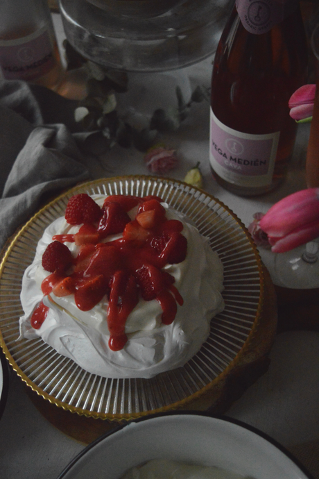 pavlova-con-sirope-de-cava-y-frutos-rojos