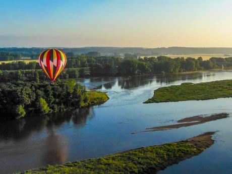 ¿Cómo volar sobre los castillos del Loira en el globo de aire caliente? Globo volando sobre el Loira