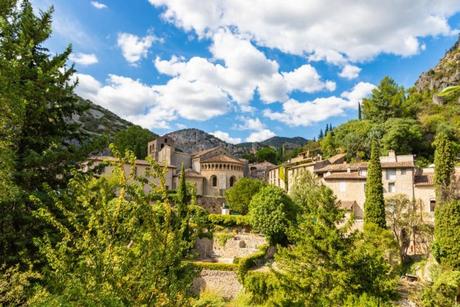 Pueblo de Saint-Guilhem-le-Désert, Occitanie 