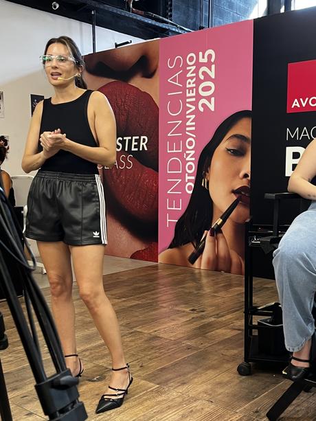 Tendencias de maquillaje avon base máscara de pestañas labial base rubor iluminador sombras Nude tips brochas labios carta de colores