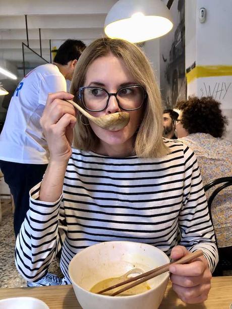 comiendo ramen en noru bar