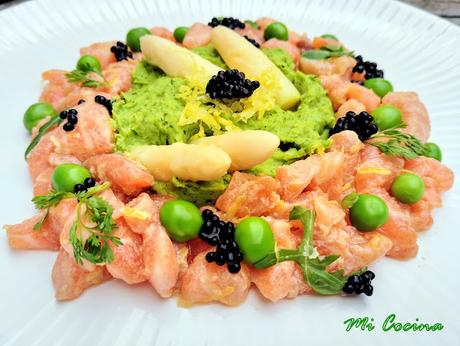 TARTAR DE SALMÓN CON CREMA DE GUISANTES TARTAR DE SALMÓN CON CREMA DE GUISANTES