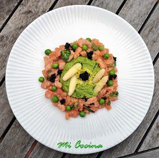 TARTAR DE SALMÓN CON CREMA DE GUISANTES TARTAR DE SALMÓN CON CREMA DE GUISANTES