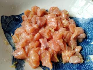 TARTAR DE SALMÓN CON CREMA DE GUISANTES TARTAR DE SALMÓN CON CREMA DE GUISANTES