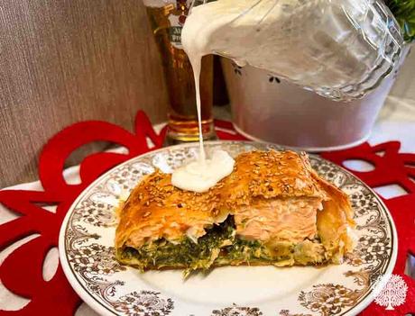 Salmón en costra de espinacas y salsa de queso azul Salmón en costra de espinacas y salsa de queso azul