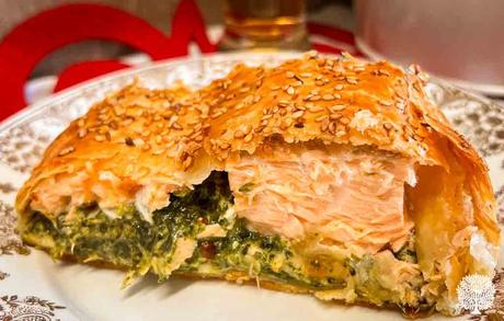 Salmón en costra de espinacas y salsa de queso azul Salmón en costra de espinacas y salsa de queso azul