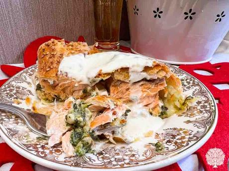 Salmón en costra de espinacas y salsa de queso azul Salmón en costra de espinacas y salsa de queso azul