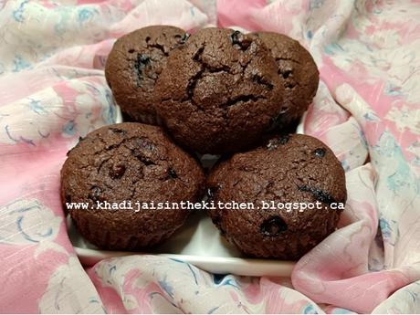 MUFFINS AUX BLEUETS ET AU CHOCOLAT / BLUEBERRY CHOCOLATE MUFFINS /MAGDALENAS DE ARÁNDANOS  Y CHOCOLATE / مافن التوت الازرق والشوكولاتة