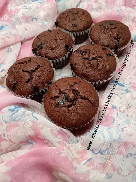 MUFFINS AUX BLEUETS ET AU CHOCOLAT / BLUEBERRY CHOCOLATE MUFFINS /MAGDALENAS DE ARÁNDANOS  Y CHOCOLATE / مافن التوت الازرق والشوكولاتة