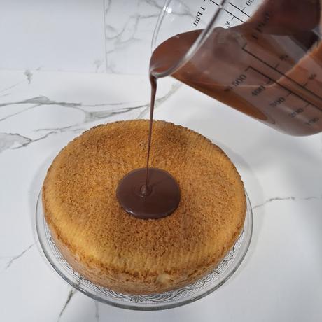 Bizcocho de naranja bañado en chocolate con naranja confitada Bizcocho de naranja bañado en chocolate con naranja confitada