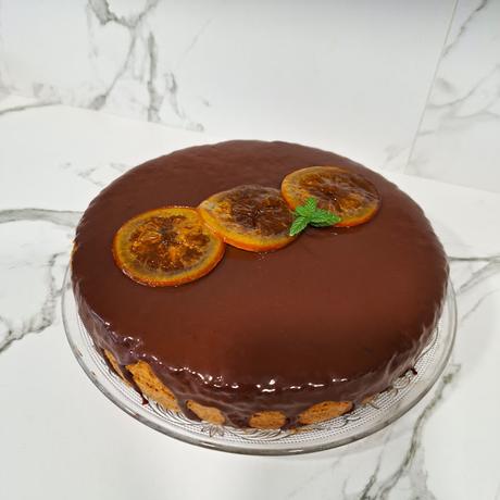 Bizcocho de naranja bañado en chocolate con naranja confitada Bizcocho de naranja bañado en chocolate con naranja confitada