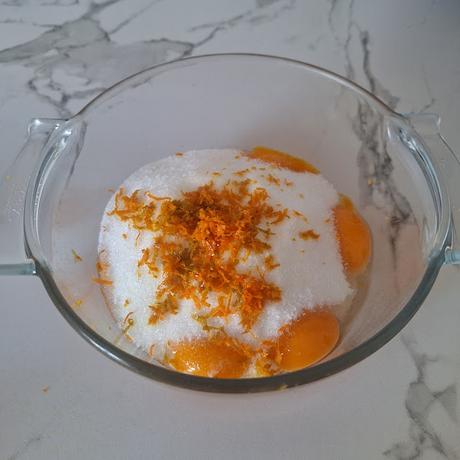 Bizcocho de naranja bañado en chocolate con naranja confitada Bizcocho de naranja bañado en chocolate con naranja confitada