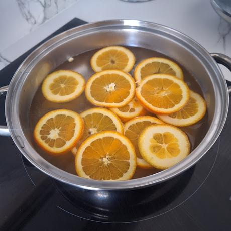 Bizcocho de naranja bañado en chocolate con naranja confitada Bizcocho de naranja bañado en chocolate con naranja confitada