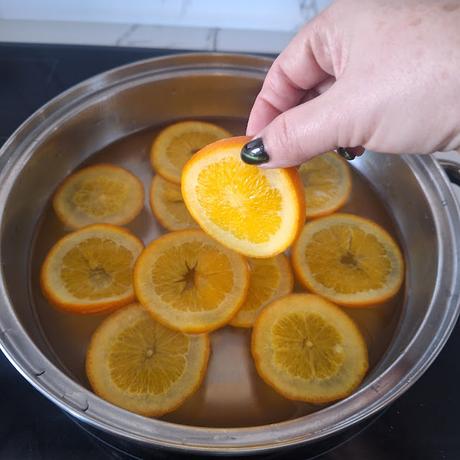 Bizcocho de naranja bañado en chocolate con naranja confitada Bizcocho de naranja bañado en chocolate con naranja confitada
