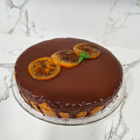 Bizcocho de naranja bañado en chocolate con naranja confitada Bizcocho de naranja bañado en chocolate con naranja confitada