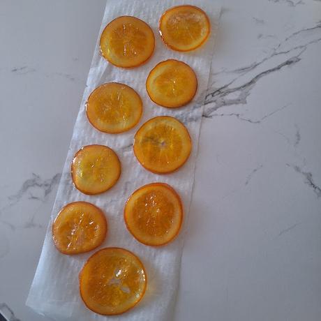 Bizcocho de naranja bañado en chocolate con naranja confitada Bizcocho de naranja bañado en chocolate con naranja confitada