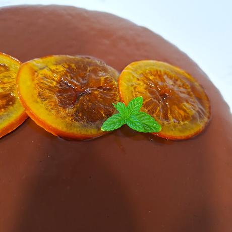Bizcocho de naranja bañado en chocolate con naranja confitada Bizcocho de naranja bañado en chocolate con naranja confitada