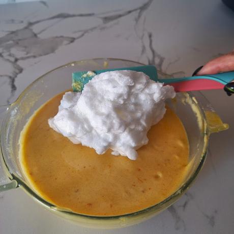 Bizcocho de naranja bañado en chocolate con naranja confitada Bizcocho de naranja bañado en chocolate con naranja confitada
