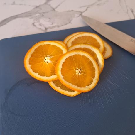 Bizcocho de naranja bañado en chocolate con naranja confitada Bizcocho de naranja bañado en chocolate con naranja confitada