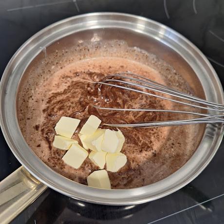 Bizcocho de naranja bañado en chocolate con naranja confitada Bizcocho de naranja bañado en chocolate con naranja confitada