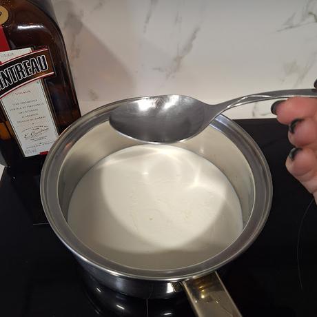 Bizcocho de naranja bañado en chocolate con naranja confitada Bizcocho de naranja bañado en chocolate con naranja confitada