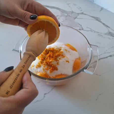 Bizcocho de naranja bañado en chocolate con naranja confitada Bizcocho de naranja bañado en chocolate con naranja confitada