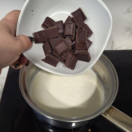 Bizcocho de naranja bañado en chocolate con naranja confitada Bizcocho de naranja bañado en chocolate con naranja confitada