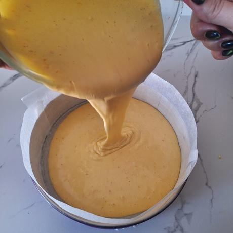 Bizcocho de naranja bañado en chocolate con naranja confitada Bizcocho de naranja bañado en chocolate con naranja confitada