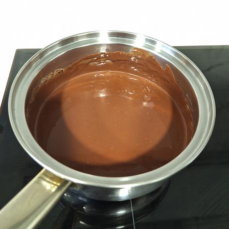 Bizcocho de naranja bañado en chocolate con naranja confitada Bizcocho de naranja bañado en chocolate con naranja confitada