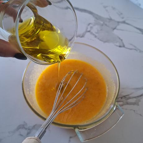 Bizcocho de naranja bañado en chocolate con naranja confitada Bizcocho de naranja bañado en chocolate con naranja confitada