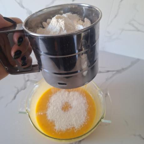 Bizcocho de naranja bañado en chocolate con naranja confitada Bizcocho de naranja bañado en chocolate con naranja confitada