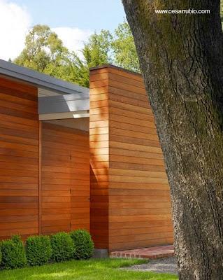 Fachada de madera en casa moderna.