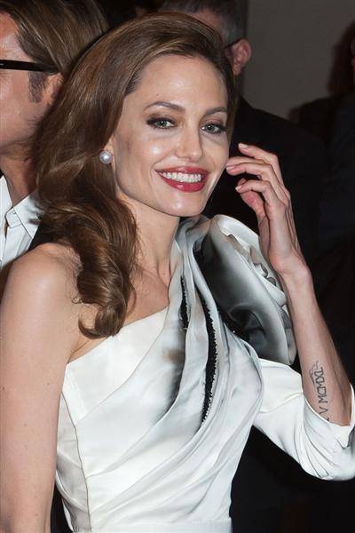 Angelina Jolie: una perla en París!