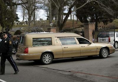 Whitney Houston yace en cementerio...