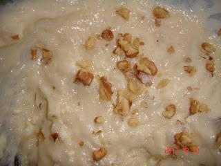 Bolitas de Mouse de patata con queso y nueces sobre cama de frijoles negros molidos con cebolla caramelizada.