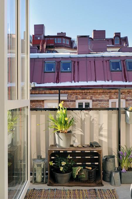 suelo madera negro sofá gris papel de pared negro con círculos papel de pared gris de cachemir muebles de diseño nórdico lámpara de bombillas estilo nórdico decoración espacio diáfano diseño de interiores decoración nórdica escandinava decoración de interiores decoración de espacios pequeños decoración con espejos cocina comedor salón unidos chandelier dorado 