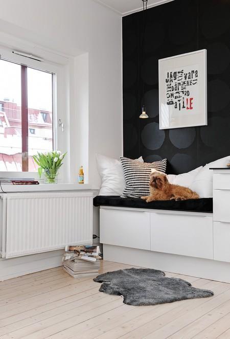 suelo madera negro sofá gris papel de pared negro con círculos papel de pared gris de cachemir muebles de diseño nórdico lámpara de bombillas estilo nórdico decoración espacio diáfano diseño de interiores decoración nórdica escandinava decoración de interiores decoración de espacios pequeños decoración con espejos cocina comedor salón unidos chandelier dorado 