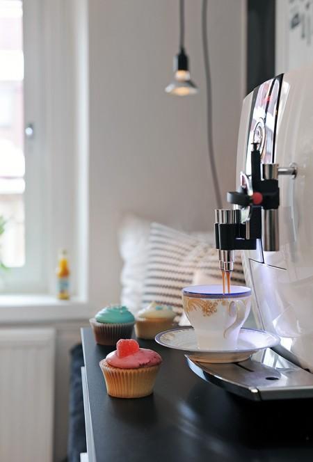 suelo madera negro sofá gris papel de pared negro con círculos papel de pared gris de cachemir muebles de diseño nórdico lámpara de bombillas estilo nórdico decoración espacio diáfano diseño de interiores decoración nórdica escandinava decoración de interiores decoración de espacios pequeños decoración con espejos cocina comedor salón unidos chandelier dorado 