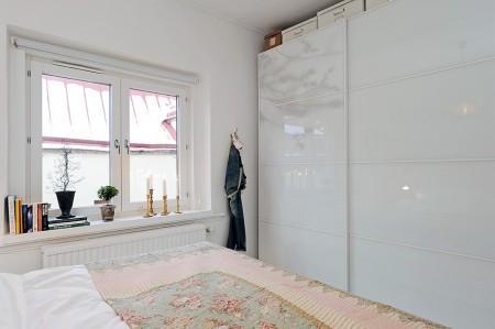 suelo madera negro sofá gris papel de pared negro con círculos papel de pared gris de cachemir muebles de diseño nórdico lámpara de bombillas estilo nórdico decoración espacio diáfano diseño de interiores decoración nórdica escandinava decoración de interiores decoración de espacios pequeños decoración con espejos cocina comedor salón unidos chandelier dorado 