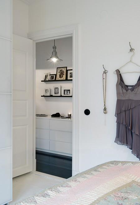 suelo madera negro sofá gris papel de pared negro con círculos papel de pared gris de cachemir muebles de diseño nórdico lámpara de bombillas estilo nórdico decoración espacio diáfano diseño de interiores decoración nórdica escandinava decoración de interiores decoración de espacios pequeños decoración con espejos cocina comedor salón unidos chandelier dorado 