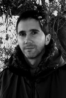 Reseña MUJER ABRAZADA A UN CUERVO