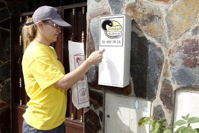 Un negocio complementario. Utilizan las bolsas de papel en las que reparten el pan como soporte publicitario.
