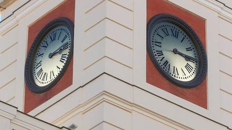 ¿Por qué en algunos relojes el 4 aparece escrito IIII y no IV? ¿Por qué en algunos relojes el 4 aparece escrito IIII y no IV?