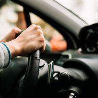 Las 6 mejores Autoescuelas de Zaragoza Manos agarrando un volante de coche con firmeza