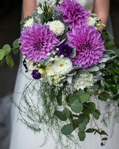 Ramo de novia de gran tamaño, en cascada y ligeramente desestructurado