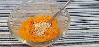 Hummus de boniato y zanahoria con semillas de sésamo espolvoreadas por encima Hummus de boniato y zanahoria con semillas de sésamo espolvoreadas por encima