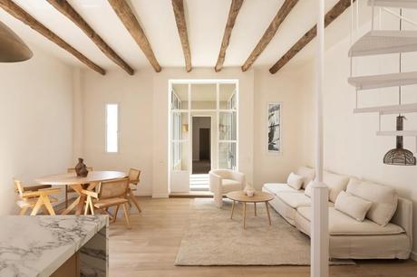 Salón estilo minimalista mediterráneo moderno con paleta de colores arena