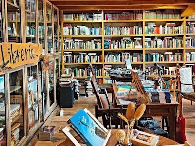 Una librería diferente donde se puede comer y beber entre libros. Una librería diferente donde se puede comer y beber entre libros.