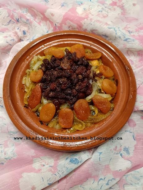 TAGINE DE POULET AUX ABRICOTS ET RAISINS SECS / CHICKEN TAGINE WITH DRIED APRICOTS AND RAISINS / TAGINE DE POLLO CON ALBARICOQUES SECOS Y PASAS / طاجين الدجاج بالمشمش المجفف والزبيب