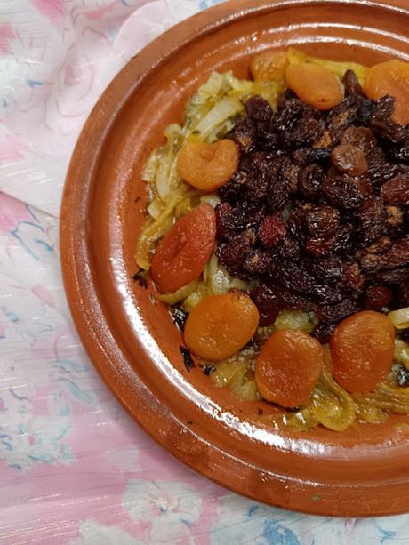 TAGINE DE POULET AUX ABRICOTS ET RAISINS SECS / CHICKEN TAGINE WITH DRIED APRICOTS AND RAISINS / TAGINE DE POLLO CON ALBARICOQUES SECOS Y PASAS / طاجين الدجاج بالمشمش المجفف والزبيب